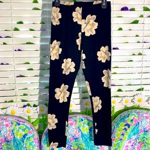 FREE* with $20 purchase Old Navy floral leggings 🎁